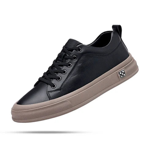 Tênis Masculino em Couro Romenzi RZ405 com acabamento premium, sola reta, detalhes minimalistas e ajuste confortável para estilo moderno e versátil.