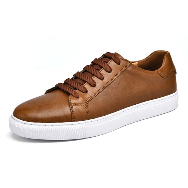Tênis Masculino em Couro Romenzi RZ409 com design clean e solado de borracha, disponível em marrom e preto, perfeito para uso casual ou elegante.