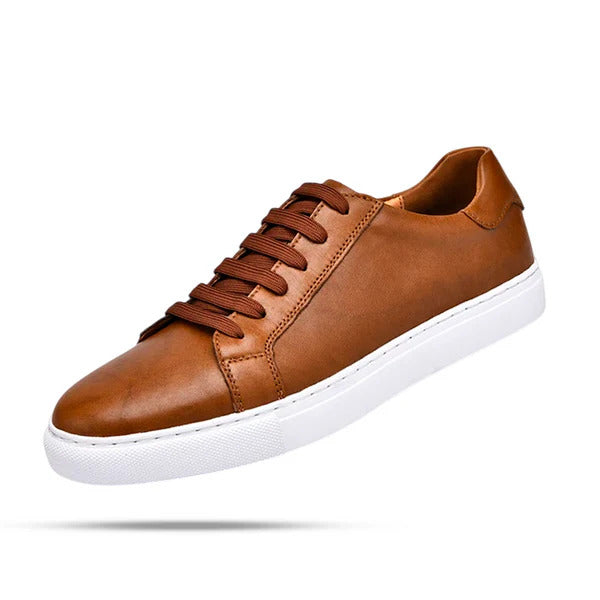 Tênis Masculino em Couro Romenzi RZ409 com design clean e solado de borracha, disponível em marrom e preto, perfeito para uso casual ou elegante.