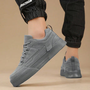 Tênis Masculino Romenzi RZ410 em couro cinza, estilo casual com acabamento premium, solado resistente e design versátil para o uso diário.