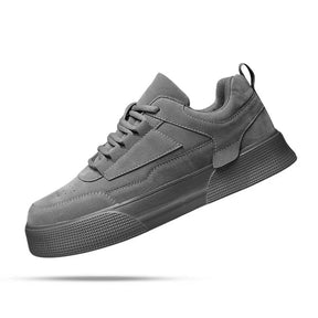 Tênis Masculino Romenzi RZ410 em couro cinza, estilo casual com acabamento premium, solado resistente e design versátil para o uso diário.