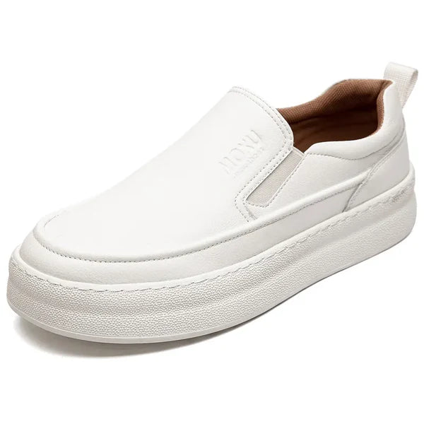 Tênis Romenzi RZ411 branco em couro nobre com solado macio e slip-on, estilo casual refinado para homens que valorizam conforto e sofisticação.