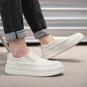 Tênis Romenzi RZ411 branco em couro nobre com solado macio e slip-on, estilo casual refinado para homens que valorizam conforto e sofisticação.