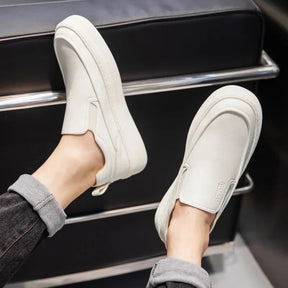Tênis Romenzi RZ411 branco em couro nobre com solado macio e slip-on, estilo casual refinado para homens que valorizam conforto e sofisticação.
