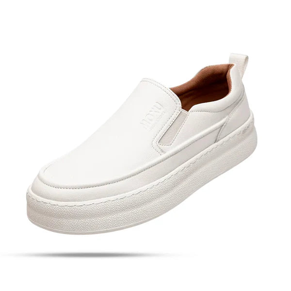 Tênis Romenzi RZ411 branco em couro nobre com solado macio e slip-on, estilo casual refinado para homens que valorizam conforto e sofisticação.