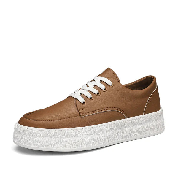 Tênis masculino Romenzi RZ412 em couro marrom e preto, com palmilha em P.U, solado macio e design elegante para o uso diário com conforto.
