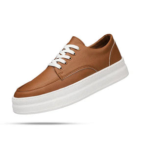 Tênis masculino Romenzi RZ412 em couro marrom e preto, com palmilha em P.U, solado macio e design elegante para o uso diário com conforto.