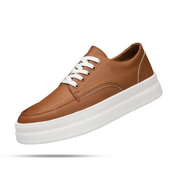 Tênis masculino Romenzi RZ412 em couro marrom e preto, com palmilha em P.U, solado macio e design elegante para o uso diário com conforto.