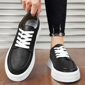Tênis masculino Romenzi RZ412 em couro marrom e preto, com palmilha em P.U, solado macio e design elegante para o uso diário com conforto.