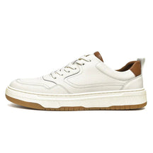 Tênis masculino Romenzi RZ413 em couro preto e branco, solado de borracha durável e design minimalista para looks casuais com sofisticação.