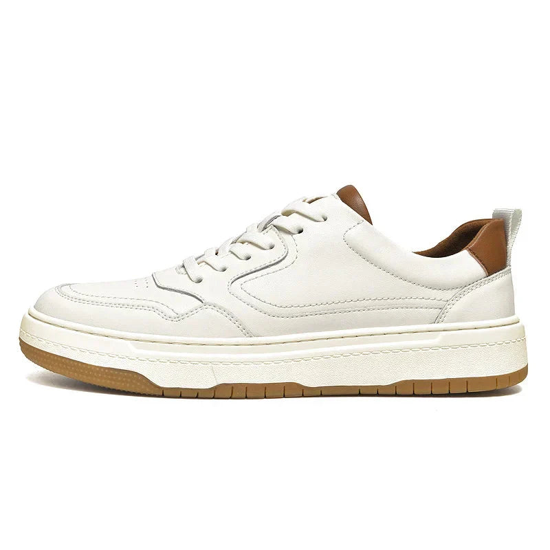 Tênis masculino Romenzi RZ413 em couro preto e branco, solado de borracha durável e design minimalista para looks casuais com sofisticação.