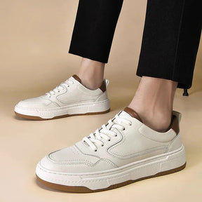 Tênis masculino Romenzi RZ413 em couro preto e branco, solado de borracha durável e design minimalista para looks casuais com sofisticação.