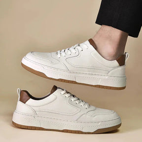 Tênis masculino Romenzi RZ413 em couro preto e branco, solado de borracha durável e design minimalista para looks casuais com sofisticação.
