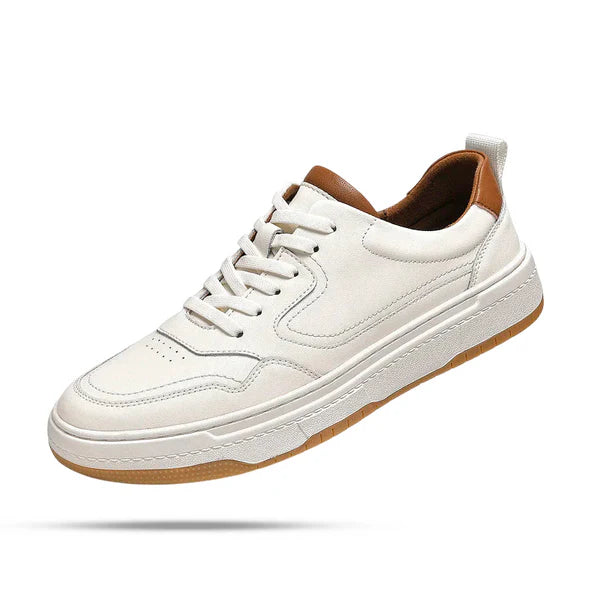 Tênis masculino Romenzi RZ413 em couro preto e branco, solado de borracha durável e design minimalista para looks casuais com sofisticação.