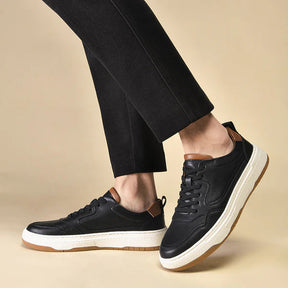 Tênis masculino Romenzi RZ413 em couro preto e branco, solado de borracha durável e design minimalista para looks casuais com sofisticação.