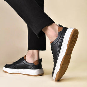 Tênis masculino Romenzi RZ413 em couro preto e branco, solado de borracha durável e design minimalista para looks casuais com sofisticação.