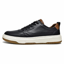 Tênis masculino Romenzi RZ413 em couro preto e branco, solado de borracha durável e design minimalista para looks casuais com sofisticação.