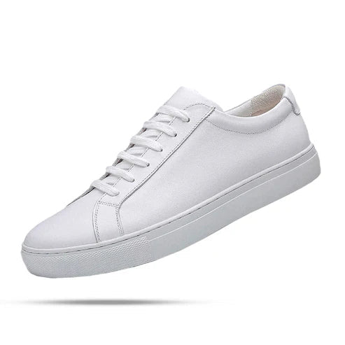 Tênis Masculino Romenzi RZ416 branco em couro premium com palmilha em EVA e amortecimento Zoom em Gel para conforto e sofisticação diária.