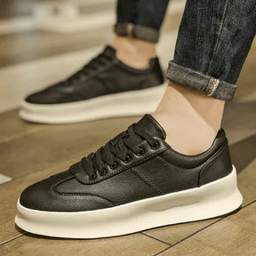 Tênis Masculino Romenzi RZ419 em couro legítimo preto ou caramelo com acabamento artesanal, palmilha respirável e sola segura para estilo e conforto.