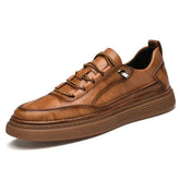 Tênis Masculino Romenzi RZ422 em couro premium marrom com design clean, palmilha em PU e sola de borracha para durabilidade, estilo e conforto diário.