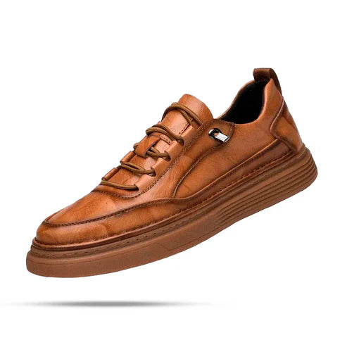 Tênis Masculino Romenzi RZ422 em couro premium marrom com design clean, palmilha em PU e sola de borracha para durabilidade, estilo e conforto diário.