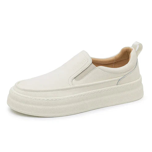 Tênis Masculino Romenzi RZ429 em couro premium, estrutura reforçada, sola de borracha, design elegante e ajuste com cadarço para conforto prolongado.