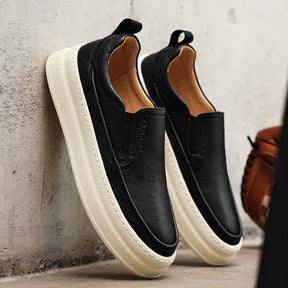 Tênis Masculino Romenzi RZ429 em couro premium, estrutura reforçada, sola de borracha, design elegante e ajuste com cadarço para conforto prolongado.