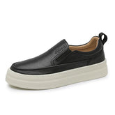 Tênis Masculino Romenzi RZ429 em couro premium, estrutura reforçada, sola de borracha, design elegante e ajuste com cadarço para conforto prolongado.