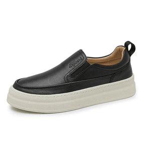 Tênis Masculino Romenzi RZ429 em couro premium, estrutura reforçada, sola de borracha, design elegante e ajuste com cadarço para conforto prolongado.