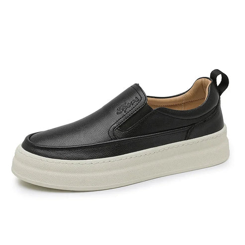 Tênis Masculino Romenzi RZ429 em couro premium, estrutura reforçada, sola de borracha, design elegante e ajuste com cadarço para conforto prolongado.