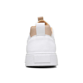 O Tênis Masculino Romenzi RZ388 possui sola de borracha, fecho com cadarço, material respirável e estilo minimalista em cores neutras e modernas.