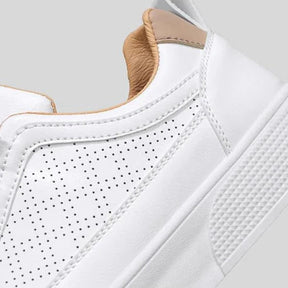 O Tênis Masculino Romenzi RZ388 possui sola de borracha, fecho com cadarço, material respirável e estilo minimalista em cores neutras e modernas.