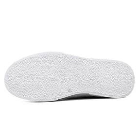 O Tênis Masculino Romenzi RZ388 possui sola de borracha, fecho com cadarço, material respirável e estilo minimalista em cores neutras e modernas.