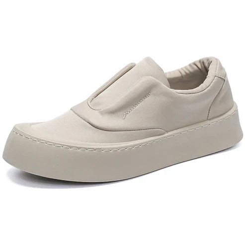Tênis masculino Romenzi RZ392 com estrutura reforçada, tecido respirável, sola de borracha e visual moderno, ideal para looks casuais elegantes.