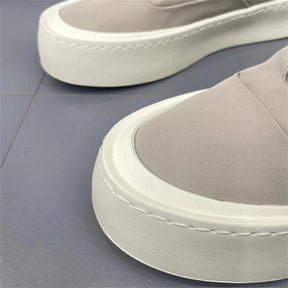 Tênis masculino Romenzi RZ392 com estrutura reforçada, tecido respirável, sola de borracha e visual moderno, ideal para looks casuais elegantes.