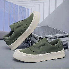 Tênis masculino Romenzi RZ392 com estrutura reforçada, tecido respirável, sola de borracha e visual moderno, ideal para looks casuais elegantes.