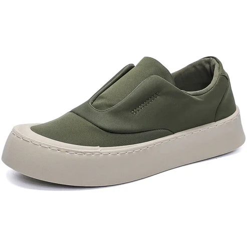 Tênis masculino Romenzi RZ392 com estrutura reforçada, tecido respirável, sola de borracha e visual moderno, ideal para looks casuais elegantes.