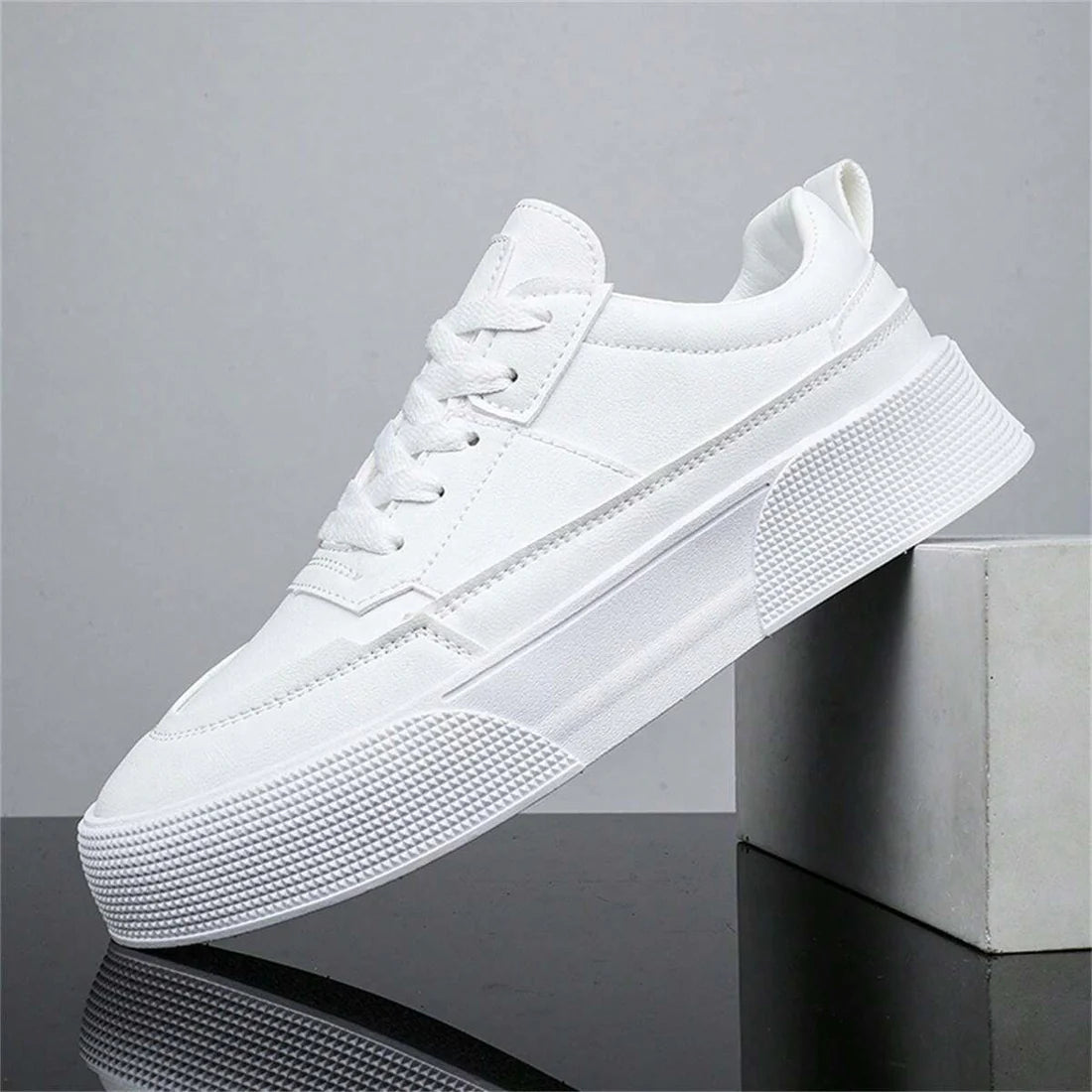 Tênis masculino Romenzi RZ393 com acabamento refinado, estrutura reforçada, sola reta em borracha e visual discreto para looks casuais modernos.