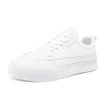 Tênis masculino Romenzi RZ393 com acabamento refinado, estrutura reforçada, sola reta em borracha e visual discreto para looks casuais modernos.