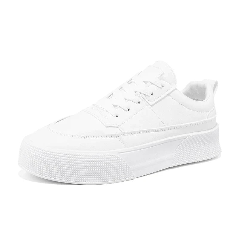 Tênis masculino Romenzi RZ393 com acabamento refinado, estrutura reforçada, sola reta em borracha e visual discreto para looks casuais modernos.