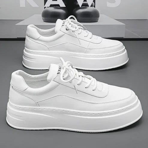 Tênis Masculino Romenzi RZ396 em materiais premium com design moderno, sola de borracha reta e estilo minimalista para looks versáteis e urbanos.