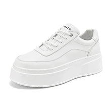 Tênis Masculino Romenzi RZ396 em materiais premium com design moderno, sola de borracha reta e estilo minimalista para looks versáteis e urbanos.