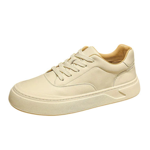 Tênis Masculino em Couro Romenzi RZ399 com materiais premium, sola reta em borracha e design elegante para looks contemporâneos e refinados.