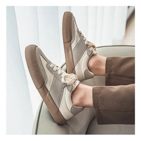 Tênis Masculino Romenzi RZ400 em destaque com design minimalista, sola reta e detalhes refinados que combinam com looks casuais e urbanos.
