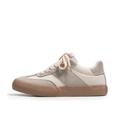 Tênis Masculino Romenzi RZ400 em destaque com design minimalista, sola reta e detalhes refinados que combinam com looks casuais e urbanos.