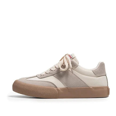 Tênis Masculino Romenzi RZ400 em destaque com design minimalista, sola reta e detalhes refinados que combinam com looks casuais e urbanos.