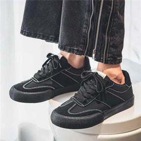 Tênis Masculino Romenzi RZ400 em destaque com design minimalista, sola reta e detalhes refinados que combinam com looks casuais e urbanos.
