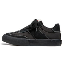 Tênis Masculino Romenzi RZ400 em destaque com design minimalista, sola reta e detalhes refinados que combinam com looks casuais e urbanos.