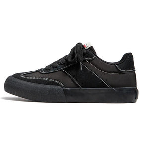 Tênis Masculino Romenzi RZ400 em destaque com design minimalista, sola reta e detalhes refinados que combinam com looks casuais e urbanos.
