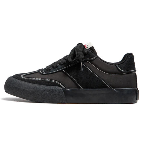 Tênis Masculino Romenzi RZ400 em destaque com design minimalista, sola reta e detalhes refinados que combinam com looks casuais e urbanos.